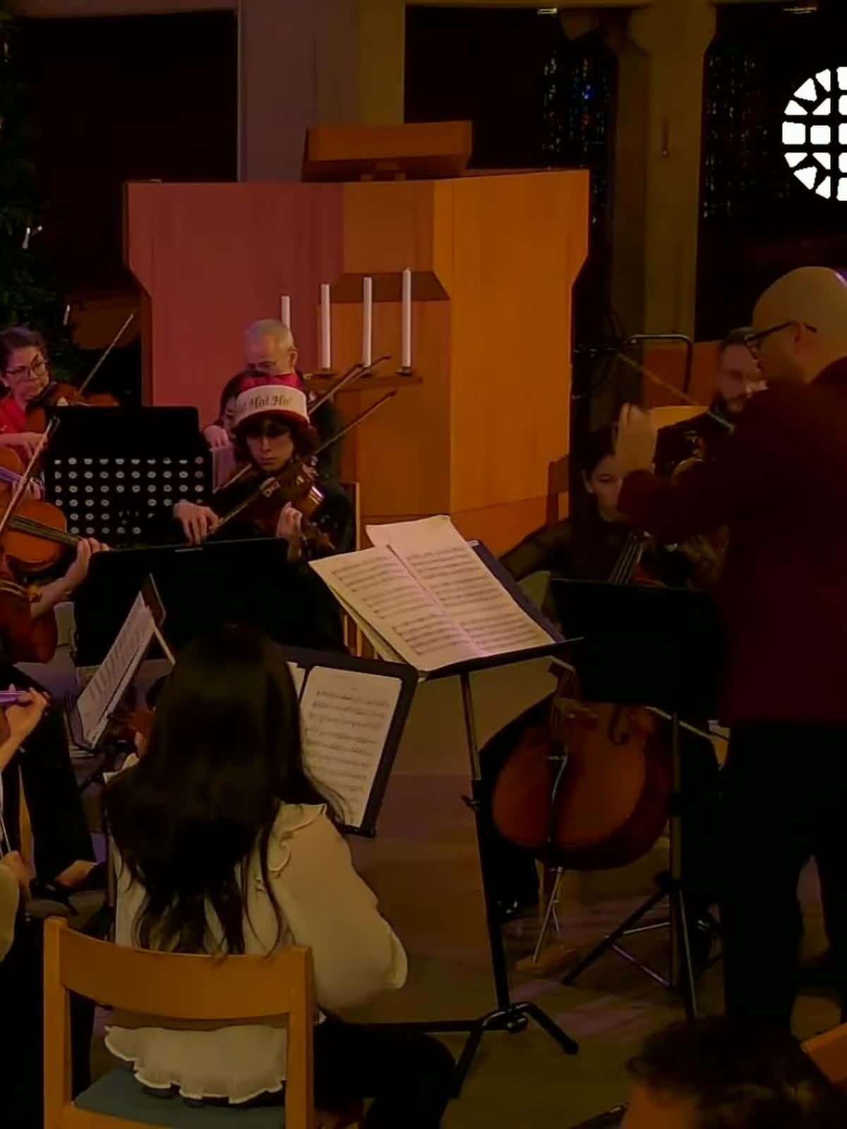 Stråkorkester under en julkonsert i en kyrka